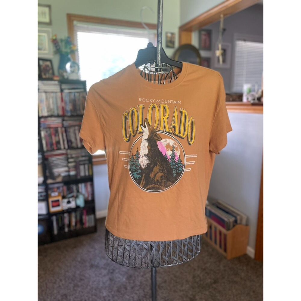 Colorado Wolf Howling at the Moon T-shirt